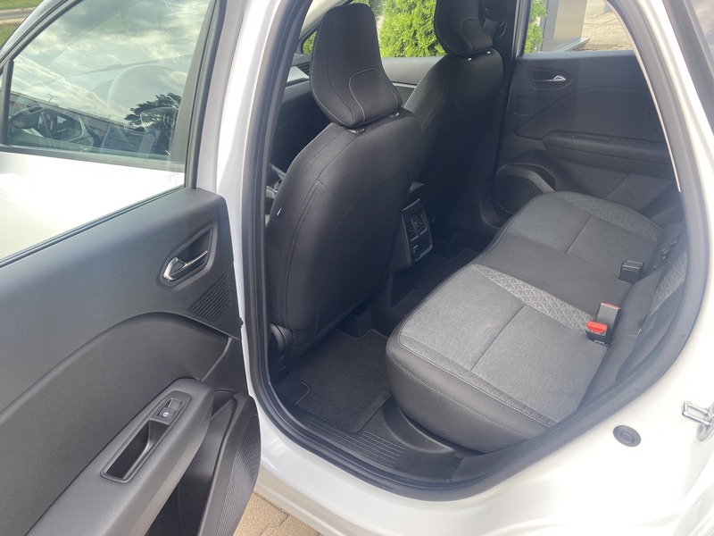 Fahrzeugabbildung Captur EQUILIBRE TCe 140 Bild 8 von 18