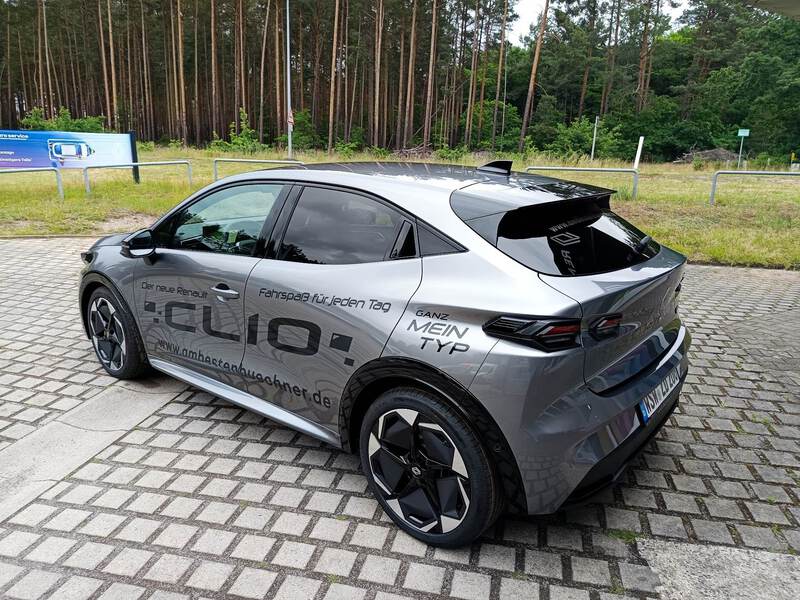 Fahrzeugabbildung Clio Techno Full Hybrid E-Tech 160 Bild 2 von 13