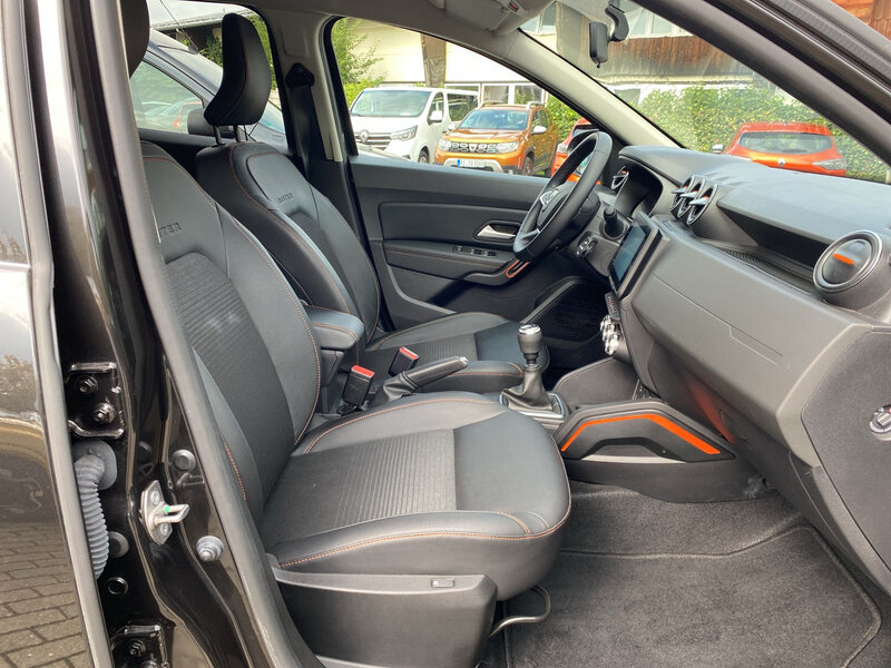 Fahrzeugabbildung Duster Scheckheft 360° Navi PDC Bild 11 von 20