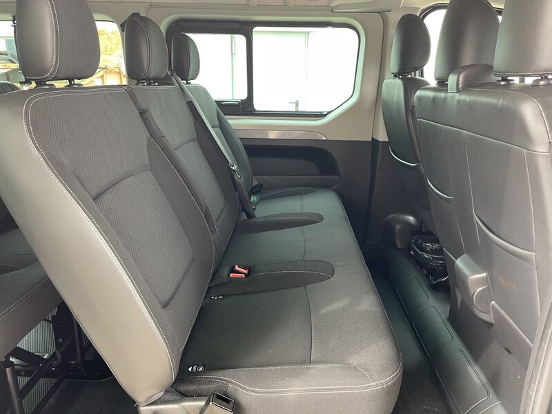 Fahrzeugabbildung Trafic Grand Combi Entry dCi 170 PS EDC Bild 14 von 41