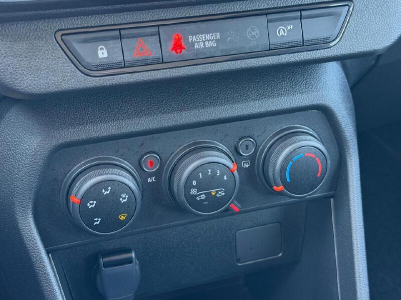 Fahrzeugabbildung Sandero Essential SCe 65 Bild 8 von 11