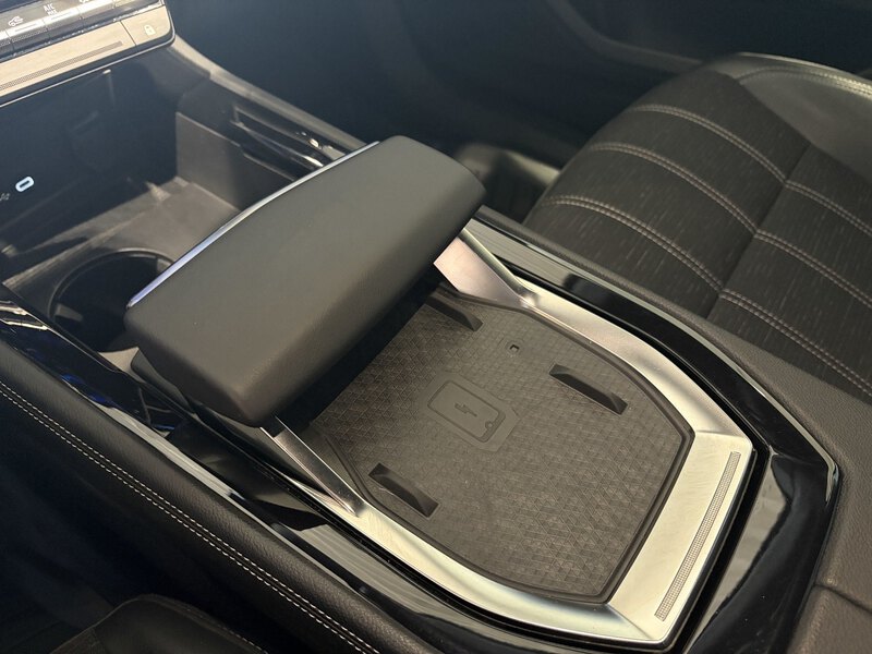 Fahrzeugabbildung Austral Techno Full Hybrid 200 PS Bild 19 von 50