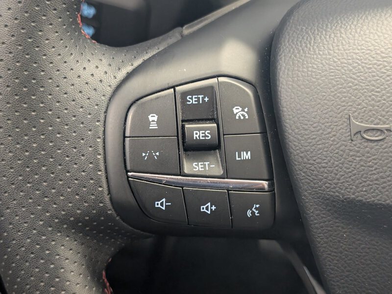 Fahrzeugabbildung Kuga 1.5 EcoBoost ST-Line X 4-Jahre FGS Bild 37 von 47