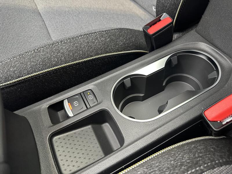 Fahrzeugabbildung Captur Techno 140 PS Mild Hybrid Bild 47 von 50