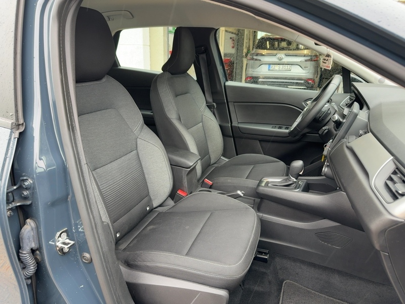 Fahrzeugabbildung Captur ZEN TCe 140 EDC+CARPLAY+AHK+GJR+KAMERA+KLIMA+ Bild 11 von 15