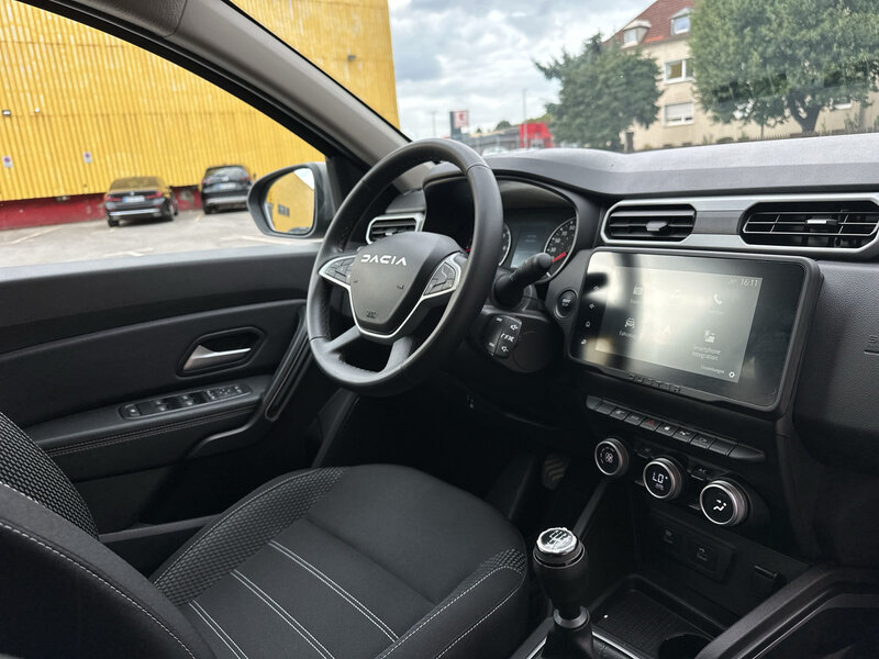 Fahrzeugabbildung Duster Scheckheft 360° Bild 18 von 20