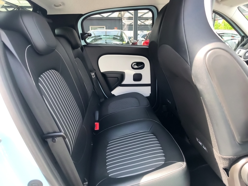 Fahrzeugabbildung Twingo E-Tech Techno KLIMA*SHZG*NAVI*CAM*PDC*CAM Bild 8 von 14