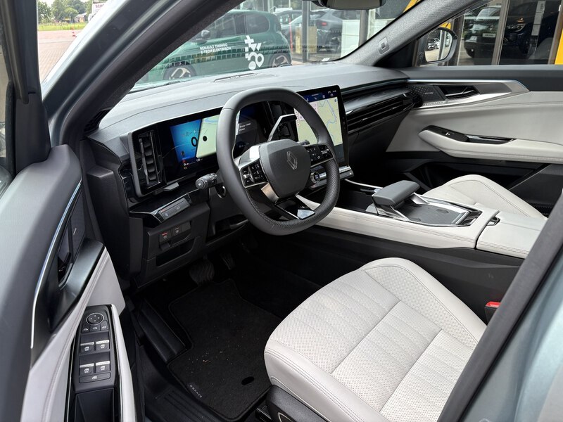 Fahrzeugabbildung Espace 6 Iconic Full Hybrid Bild 8 von 13
