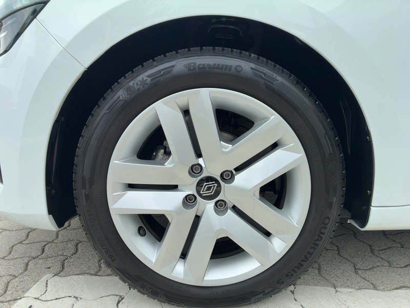 Fahrzeugabbildung Clio Allwetter+PDC+Carplay Bild 8 von 50