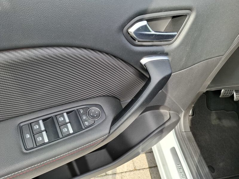 Fahrzeugabbildung Captur R.S. LINE TCe 140 EDC Bild 36 von 45