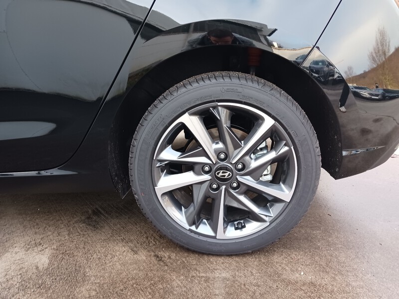 Fahrzeugabbildung i30 Advantage 48V-Mild-Hybrid 2WD DCT Bild 10 von 30