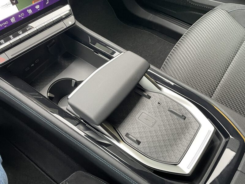 Fahrzeugabbildung Austral Esprit Alpine Full Hybrid E-Tech 200 Bild 25 von 42