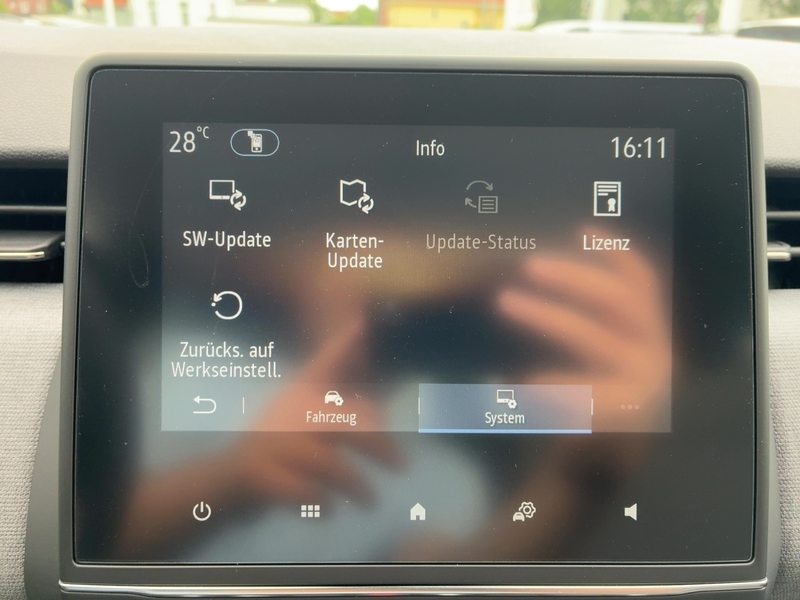 Fahrzeugabbildung Clio Allwetter+PDC+Carplay Bild 43 von 50