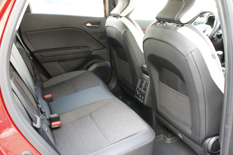 Fahrzeugabbildung Captur Techno Mild Hybrid 140 Bild 17 von 21