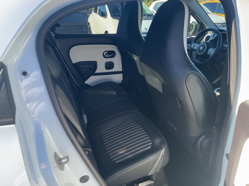Fahrzeugabbildung Twingo E-TECH 100% el.  E-Tech 100% elektrisch Bild 11 von 16
