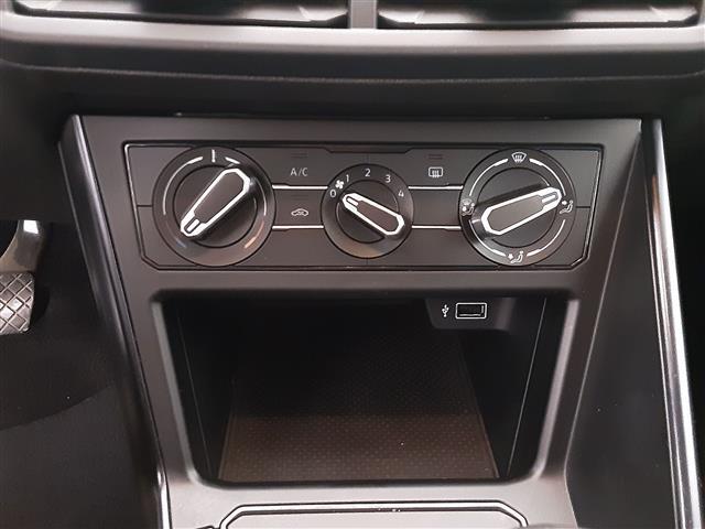VOLKSWAGEN Polo VI 2017 04598828_VO38013034