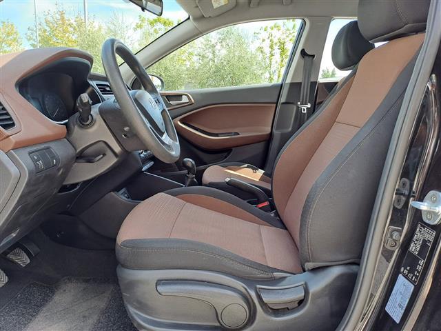 HYUNDAI i20 05884703_VO38013080