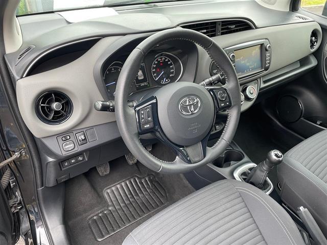 TOYOTA Yaris 00392996_VO38023217