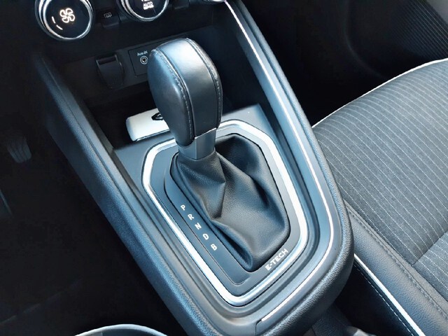 Inside Clio Híbrido  Gris Titanium