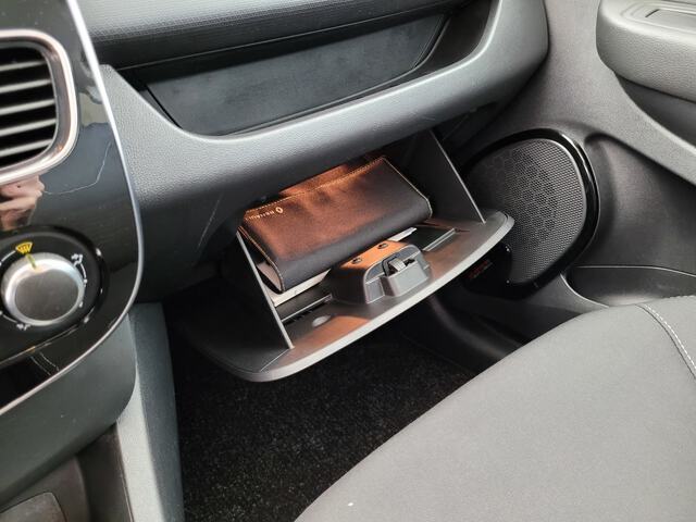 Inside Clio Sport Tourer Diesel  BLANC GLACIER