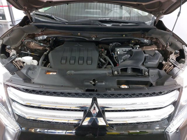 Inside Eclipse Cross  Marron