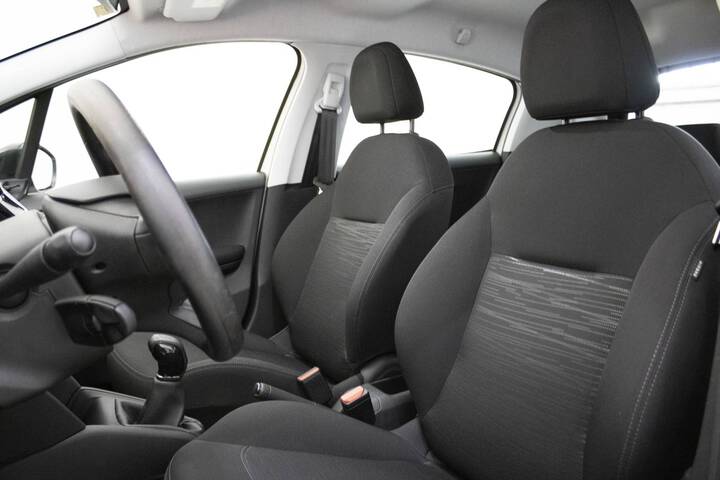 Inside 208 Diesel  Blanco Banquise