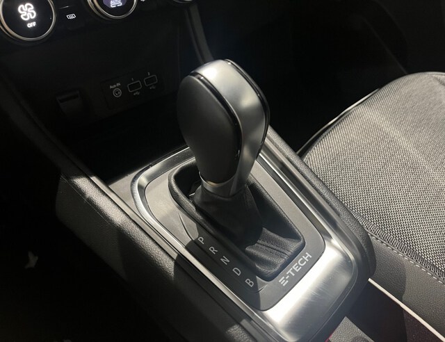 Inside Captur Híbrido  Azul Rayo con techo 