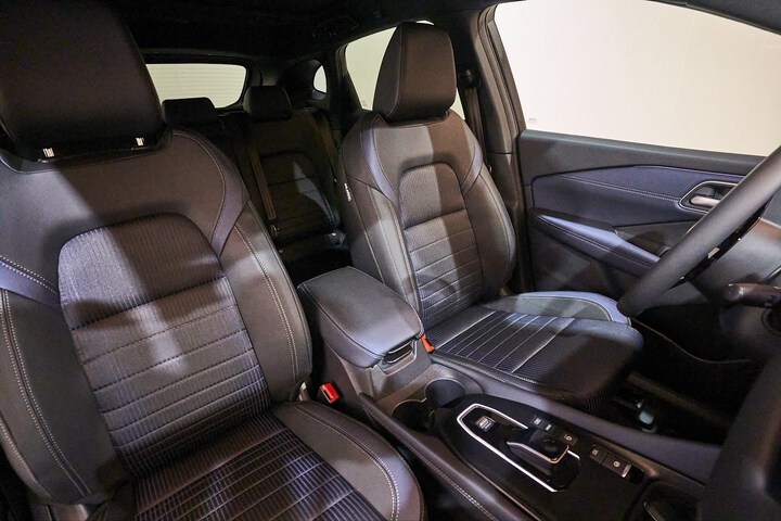 Inside Qashqai Híbrido  Lunar White / Midnig