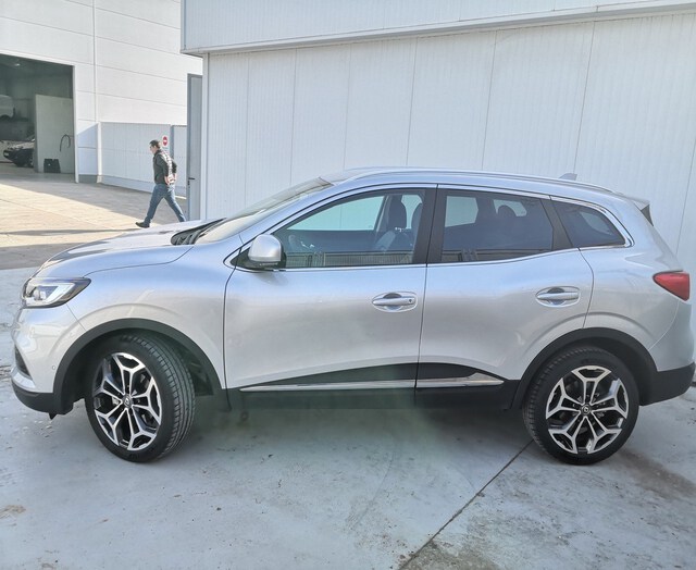 Outside Kadjar  Gris Highland