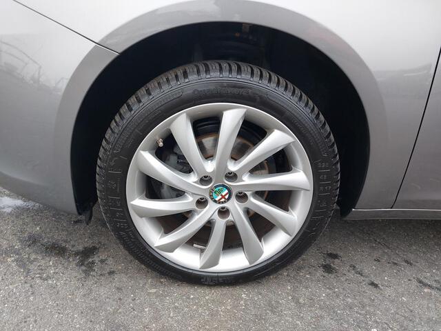 Außenausstattung Giulietta Alfa-White           grau