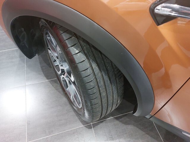 Inside Captur Híbrido Enchufable  Naranja Atakama con 
