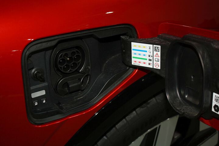 Outside Mégane Eléctrico  Rojo Deseo con techo