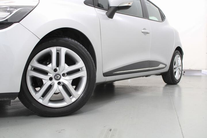 Outside Clio  Gris Platino