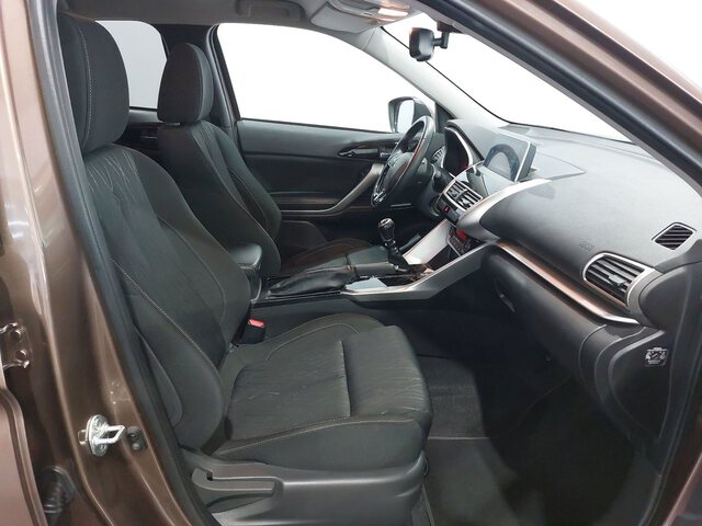 Inside Eclipse Cross  Marron