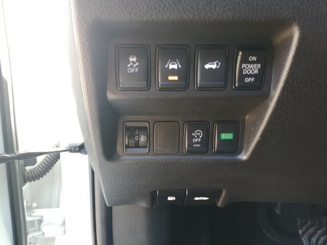 Inside X-Trail  Lunar White