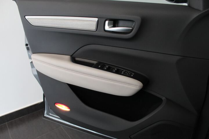 Inside  Koleos  Gris Tornado
