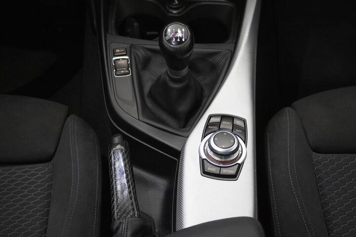 Inside Serie 1 F21 3p. Diesel  Platinsilber