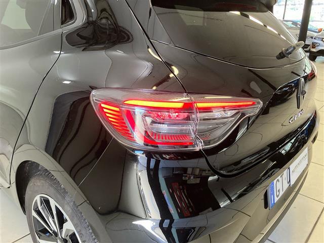 RENAULT Clio 00985360_VO38023207
