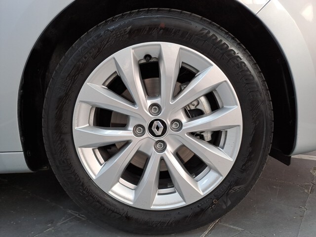 Outside  Clio  Gris Platino