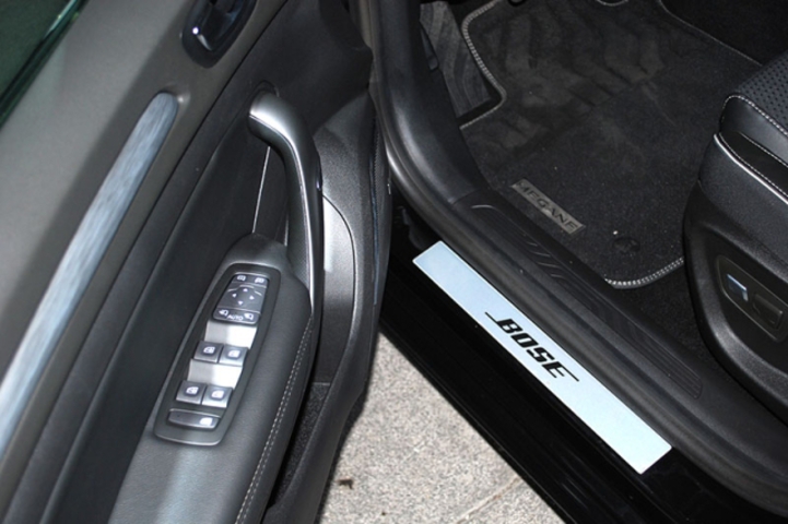 Außenausstattung Megane BLACK-PEARL                                        schwarz