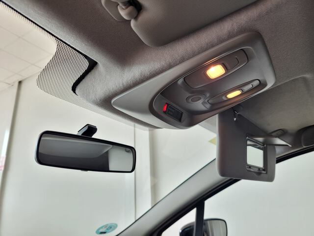 Inside Clio Sport Tourer Diesel  BLANC GLACIER