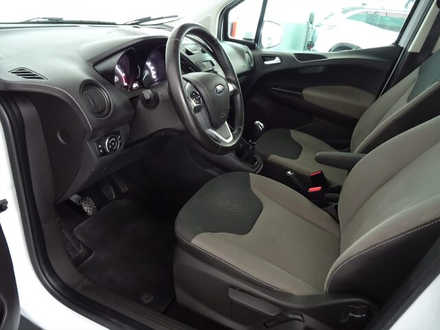 Inside Transit Courier Kombi Diesel  Blanco
