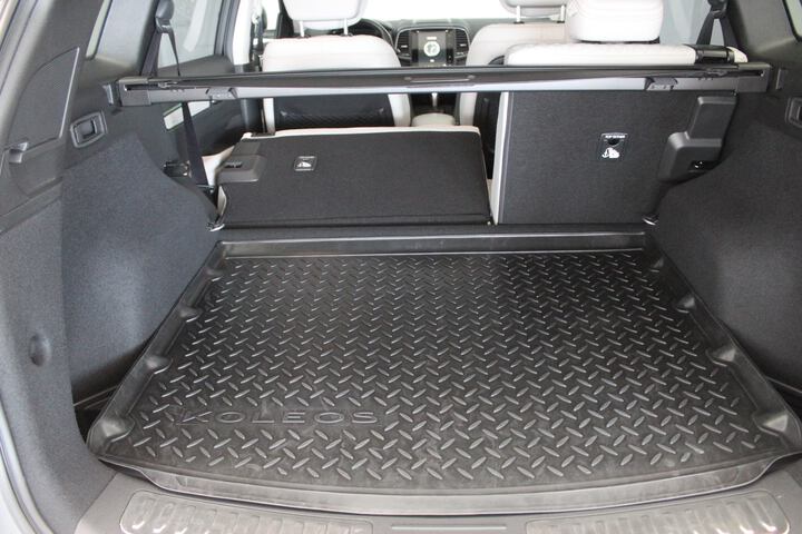 Inside  Koleos  Gris Tornado