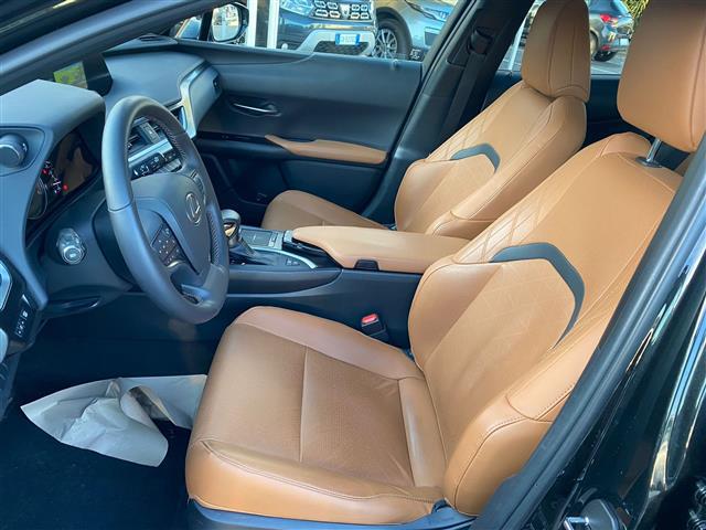 LEXUS UX 2019 02641271_VO38043366
