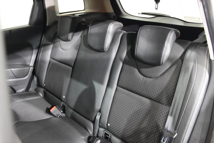 Inside Clio Sport Tourer  Gris Titanium