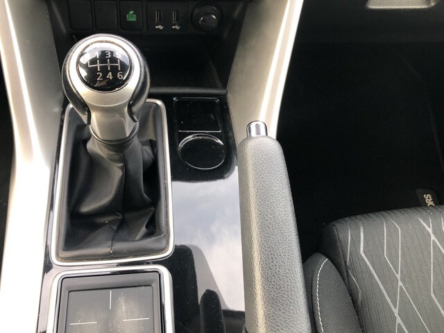 Inside Eclipse Cross  Marron