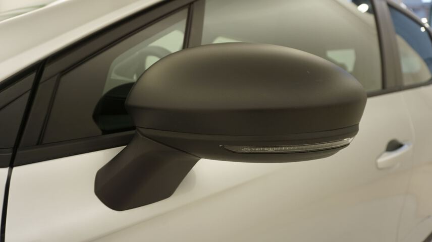 Outside Clio  Gris Platino