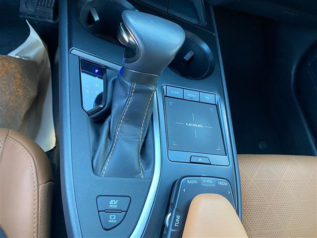 LEXUS UX 2019 02641271_VO38043366