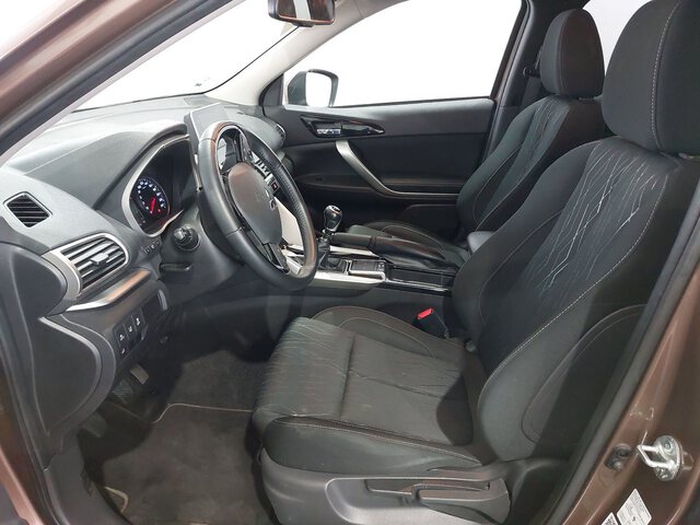 Inside Eclipse Cross  Marron