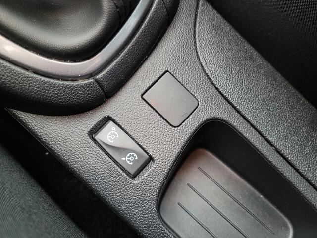 Inside Clio Sport Tourer Diesel  BLANC GLACIER